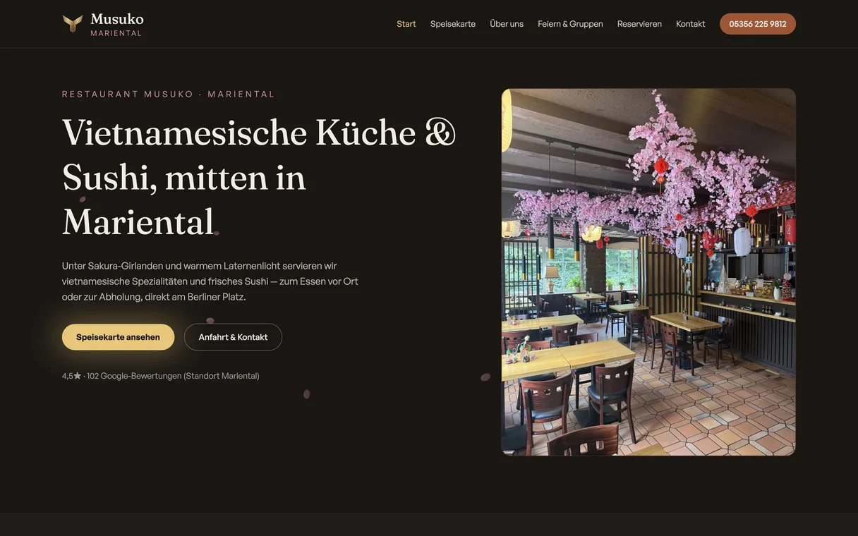 Startseite der neuen Musuko-Website: links die Überschrift Vietnamesische Küche und Sushi, mitten in Mariental mit zwei Schaltflächen und der Zeile 4,5 Sterne bei 102 Google-Bewertungen, rechts ein Foto des echten Gastraums mit Holztischen und Kirschblütenzweigen.